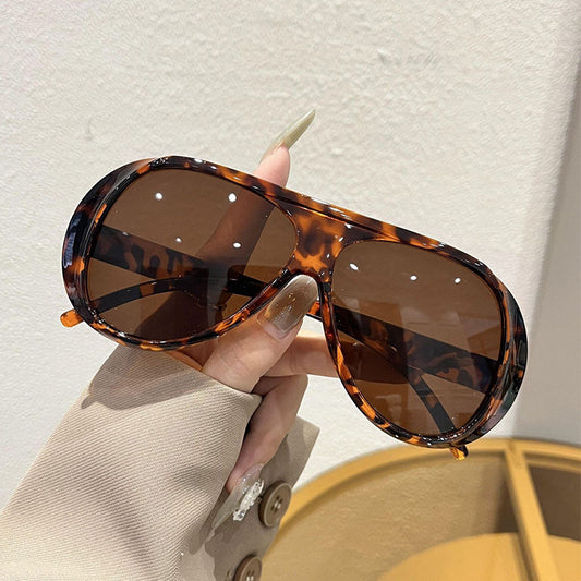 🔥Hot Sale🔥Lightweight Oversized Retro Shield Sunglasses, UV400 Protection Retro Square Shades, Comfortable Fit for All Face Shapes
